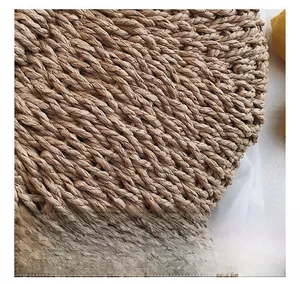 Vue détaillée de la texture en paille tressée diagonale dense d'un sac fait main