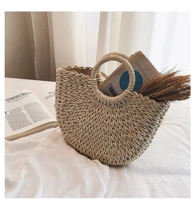 Sac à main demi-lune en paille tressée avec anse ronde pour les vacances à la plage