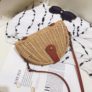 Halbrunde Stroh-Strandtasche mit braunem Lederriemen und Urlaubs-Accessoires