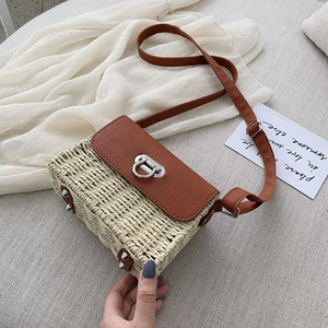 Sac bandoulière en paille vintage avec rabat en cuir marron et fermoir tournant