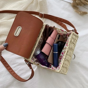 Sac bandoulière vintage en paille avec rabat en cuir marron et doublure à fleurs