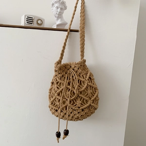 Borsa a secchiello in paglia intrecciata con coulisse e tracolla per vacanze al mare