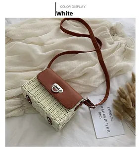 Détail du sac bandoulière en paille blanche avec rabat en cuir brun et fermoir argenté