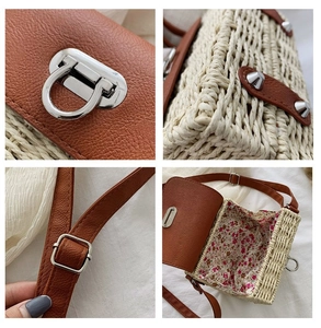 Détails de la texture paille, rabat en cuir, boucle métal et doublure florale du sac