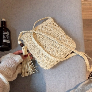 Détail du sac de plage tissé à la main avec de longues franges et des perles en bois