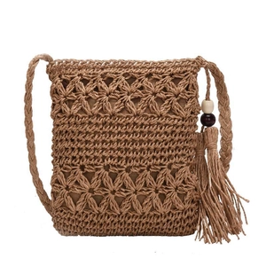 Sac bandoulière de plage fait main avec motifs floraux ajourés et pendentif à pompon