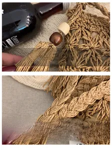 Détail d'un sac en paille tissé avec pampilles décoratives, perles et bandoulière tressée