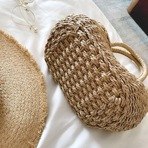 Borsa a mano in paglia intrecciata a forma di cuore con manici rotondi per l'estate