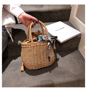 Borsa a mano in paglia fatta a mano con foulard decorativo e fodera con coulisse marrone