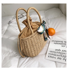 Borsa tote in paglia intrecciata con manici tondi, fodera marrone e foulard in seta decorativo