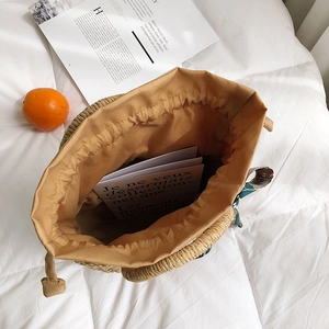 Borsa a mano minimalista in paglia intrecciata con fodera a coulisse e foulard in seta