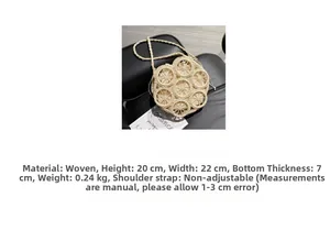 Dettaglio borsa tonda in paglia intrecciata con dimensioni di 20 cm di altezza e 22 cm di larghezza