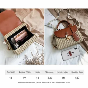 Piccola borsa quadrata in paglia con patta in pelle marrone e grafico delle dimensioni