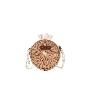 Détail du sac de plage rond en paille avec bandoulière en perles et cordon