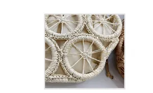Dettaglio della trama traforata intrecciata e fodera in lino di questa borsa