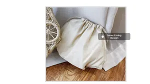 Dettaglio della fodera interna in cotone beige con coulisse in una borsa di paglia