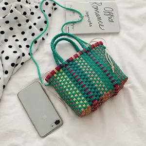 Detailopname van kleurrijke geweven shopper met mintgroen en roze gestreept patroon