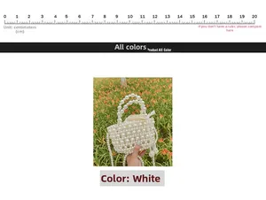 Détail d'un sac seau tissé en perles avec pochette intérieure blanche à cordon