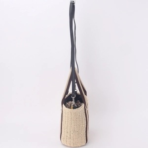 Sac seau en paille tissée avec sangles marron et bandoulière noire réglable