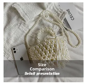 Comparaison de taille détaillée du sac en perles tressées avec nœud en satin blanc