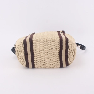 Sac panier en paille tissée beige avec bandoulières rayées sur fond blanc minimaliste