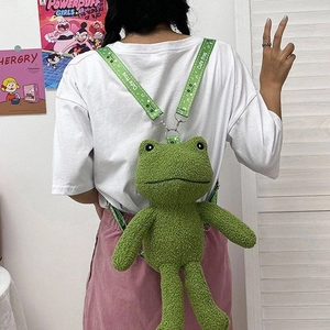 Sac à dos mignon en peluche grenouille verte avec bretelles réglables porté par un modèle