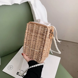 Détail du sac de plage tressé avec bandoulière en perles et doublure intérieure à cordon