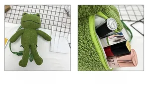 Vue détaillée de l'intérieur d'un sac grenouille en peluche verte avec rouge à lèvres