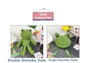 Détail du sac peluche grenouille verte montrant la texture frisée et les sangles Cute Frog