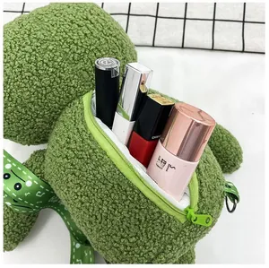 Détail de l'intérieur du sac dinosaure en peluche verte pour ranger des rouges