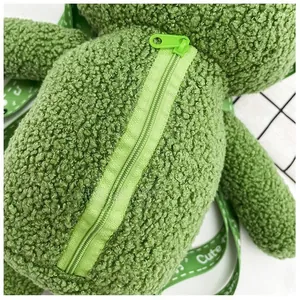 Détail de la fermeture éclair fluide et du molleton de peluche vert sur le joli sac à dos