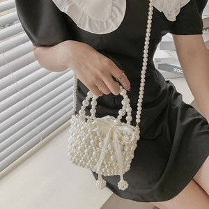 Sac à main élégant en perles tressées blanches avec cordon satin et nœud ruban