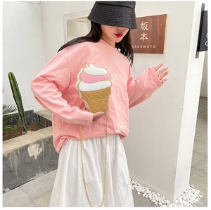 Creative ice cream shape chain bag paired with a pink long sleeve top and white pleated skirt