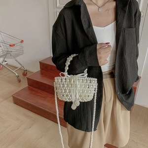 Sac à main élégant en perles tressées avec nœud en soie blanche et bandoulière