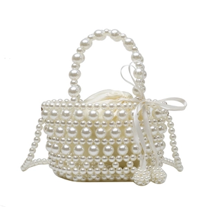 Sac panier en perles tissées avec anse, pochette en satin et détail de nœud en ruban