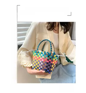 Dettaglio della borsa a cesto intrecciata colorata con fodera bianca a coulisse