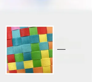 Dettaglio macro del tessuto intrecciato arcobaleno con trama a quadri colorata per borse