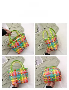 Viste dettagliate di una borsa in paglia arcobaleno con fodera a coulisse per spiaggia