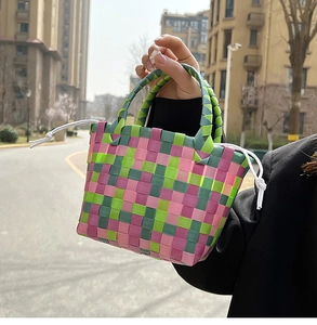 Dettaglio della borsa a cesto colorata intrecciata a mano con chiusura a coulisse