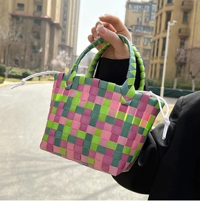 Dettaglio borsa tote a scacchi intrecciata a mano colorata con coulisse bianca
