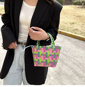 Dettaglio borsa shopper tessuta a mano colorata con motivi rosa e verdi e coulisse interna