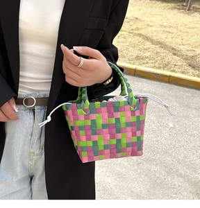 Dettaglio della borsa shopper intrecciata arcobaleno con trama a quadri rosa e verde