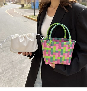 Dettaglio della borsa shopper arcobaleno intrecciata con sacchetto bianco interno