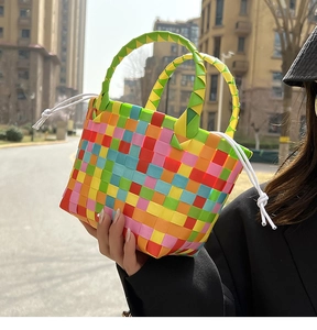 Vista dettagliata della borsa a cesto intrecciata arcobaleno con coulisse per l'estate