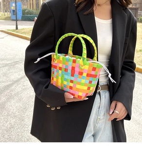 Dettaglio della borsa tessuta a mano colorata con strisce arcobaleno e coulisse bianca
