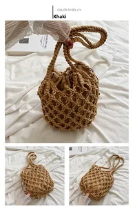 Detalle del bolso tipo cubo tejido a mano en algodón caqui con forro de cordón interior