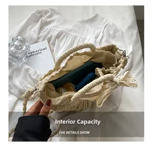 Capacità interna della borsa in paglia beige con sacchetto a coulisse per l'uso quotidiano