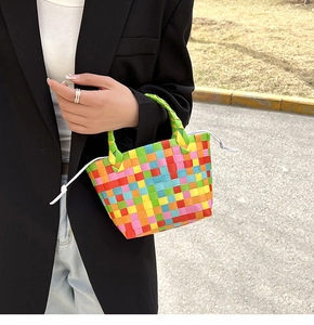 Dettaglio della borsa tote intrecciata arcobaleno con coulisse bianca e manico robusto