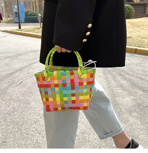 Dettaglio della borsa a cesto intrecciata arcobaleno con sacchetto interno bianco