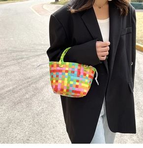 Dettaglio della borsa a cesto arcobaleno con trama colorata e fodera interna bianca